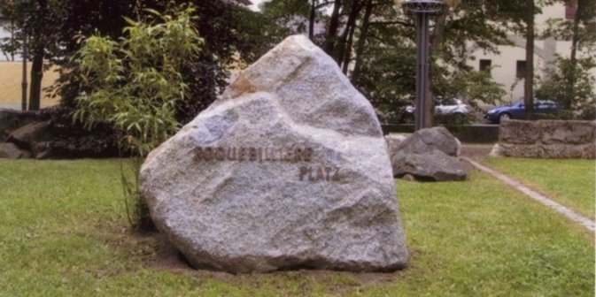 Roquebillière-Stein im Innenhof des Rathauses