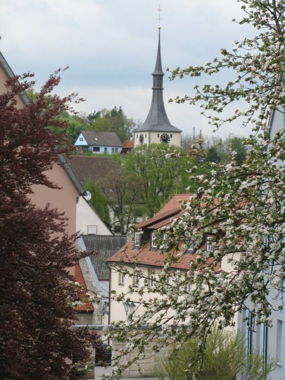 Bildbeschreibung im Sinne der Barrierefreiheit: Blick von der Nürnberger Straße über Sparkassenplatz auf die Kirche St. Kilian.