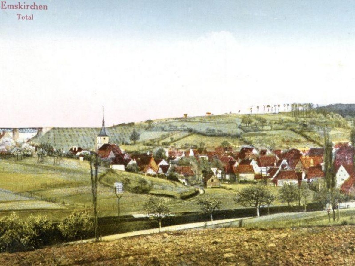 Bildbeschreibung im Sinne der Barrierefreiheit: Historische Postkarte Emskirchen Blick von Westen auf den Marktflecken 