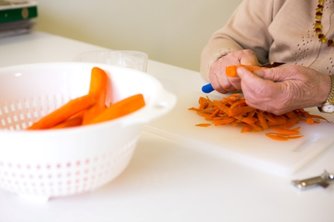 Bei der Essenszubereitung darf genre mitgeholfen werden.